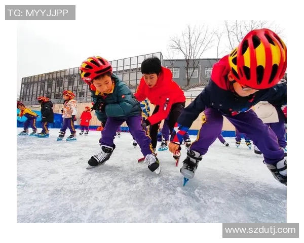 冰雪中奔跑的梦想小学冰雪足球运动助力孩子们健康成长与团队精神培养